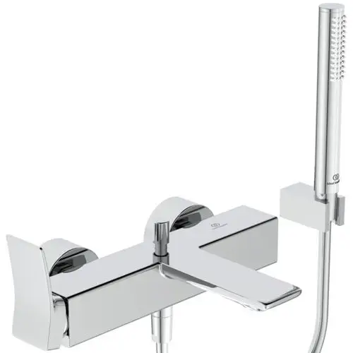 Chromfarbene Badearmatur von Ideal Standard mit integriertem Handbrause und Wandhalter sowie einem flexiblen Brauseschlauch. Funktionales Design für moderne Badezimmer.